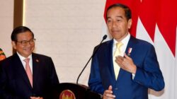 Presiden Jokowi dengan Dasi Kuningya