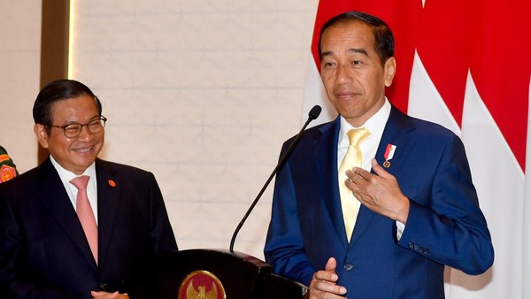 Presiden Jokowi dengan Dasi Kuningya