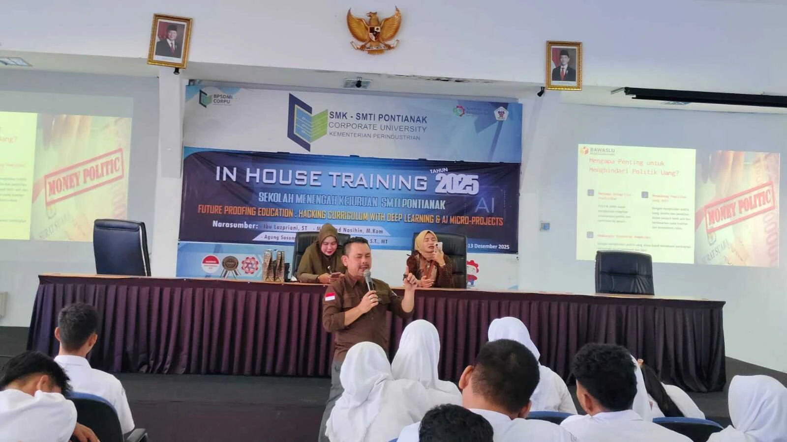 Anggot Bawaslu Provinsi Kalimantan Barat, Yosef Harry Suyadi mengajak Siswa SMK SMTI Pontianak jaga demokrasi