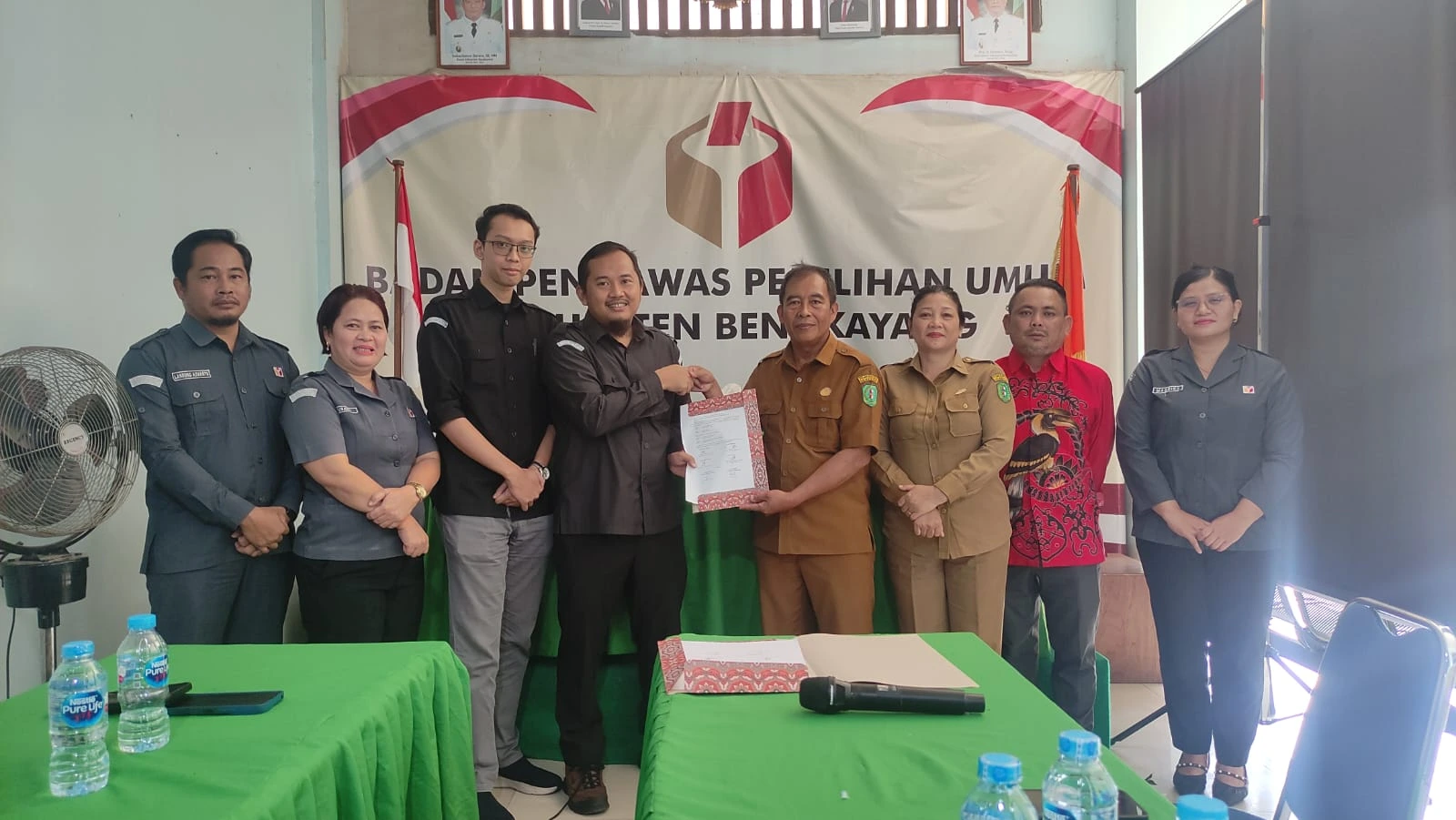 Serah terima jabatan Koordinator Sekretariat dan Bendahara Bawaslu Kabupaten Bengkayang (1)