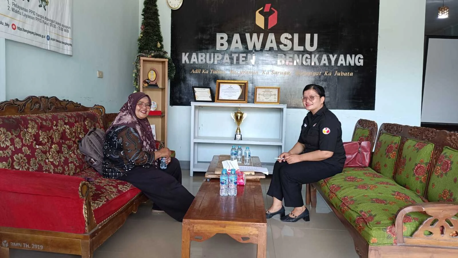 Anggo KPU Bengkayang Eka Lindawati (kiri) dan Anggota Bawaslu Bengkayang Magrina (kanan) diskusi tentang kerawanan Daftar Pemilih Tetap (DPT) yang berulang