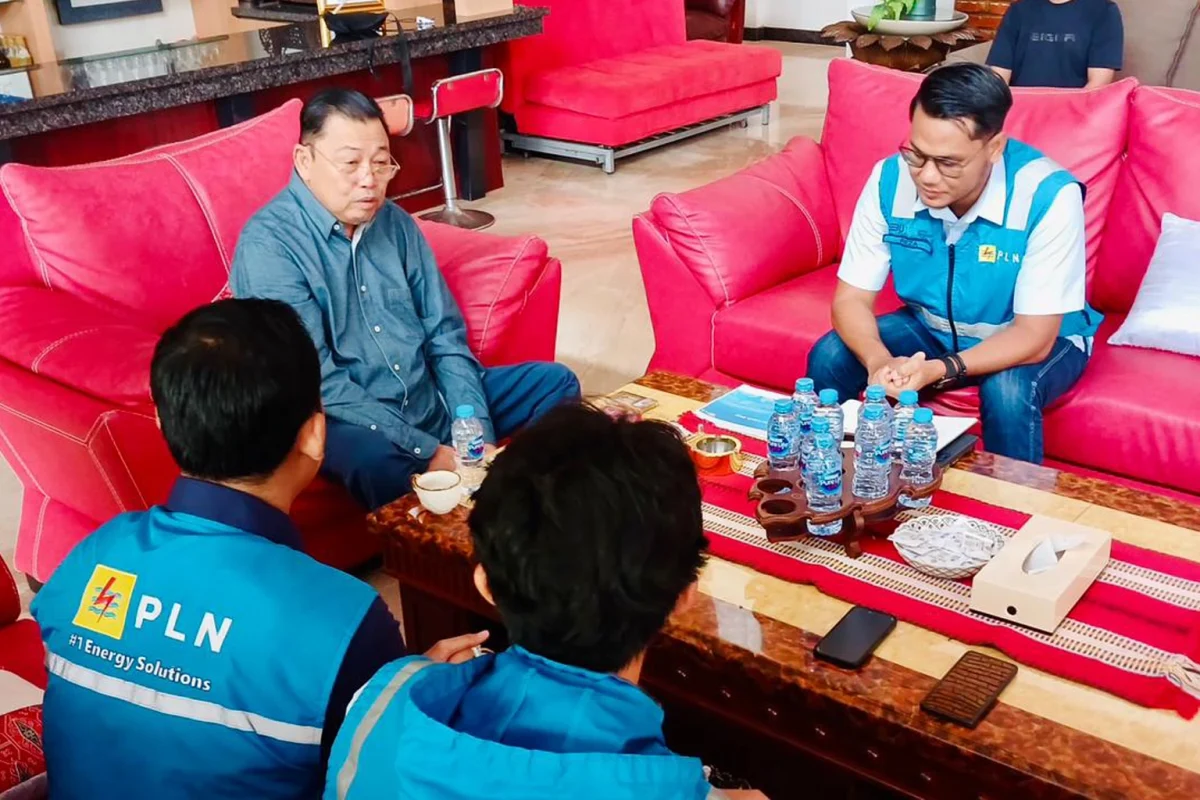 Pembangunan jaringan Program Listrik Desa di wilayah pedesaan Kabupaten Landak
